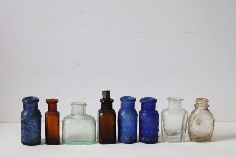 The Flower Studio Assorted Vases ~ Vintage Style Clear Ripple & Retro Glass  Bottle ~ Small Bud Vase ~ Milk Bottles (SQUARE CLEAR VASE 13CM) :  Amazon.co.uk: Home & Kitchen